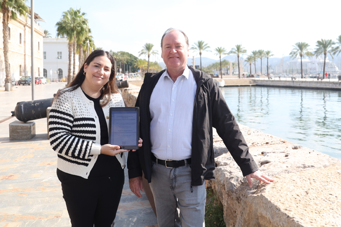 La autora Mar&iacute;a Teresa Palaz&oacute;n Egea junto al profesor Andr&eacute;s Artal
