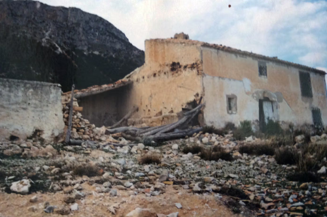 Vivienda en estado de ruina en la Regi&oacute;n. Finalmente se restaur&oacute; completamente y actualmente este viejo cortijo est&aacute; en uso. Imagen: Anticuable.com