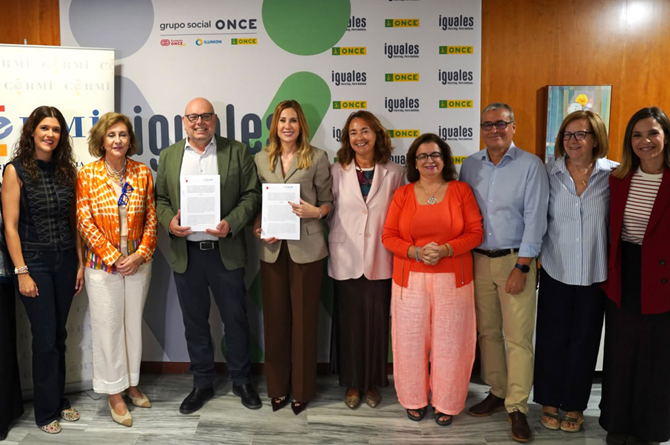 Marisa L&oacute;pez Arag&oacute;n y el presidente de Cermi, Pedro Mart&iacute;nez, muestran el convenio firmado