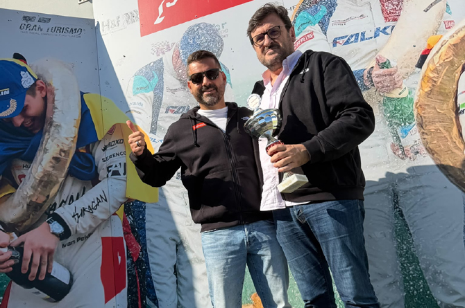 Daniel Mat&aacute;s, director de Marketing y Ventas de iTRES (izquierda) antes de recoger el trofeo