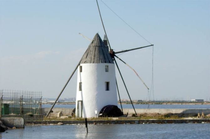 Molino de viento junto al Mar Menor