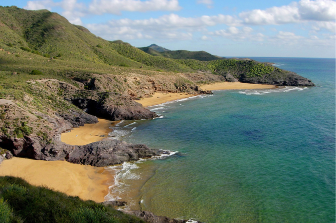Playa de Calblanque, en el Parque Regional que lleva el mismo nombre y que forma parte de la sierra de Cartagena