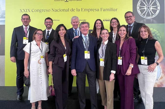 Jos&eacute; Mar&iacute;a Tortosa, en el centro, junto a otros dirigentes y asociados de Amefmur