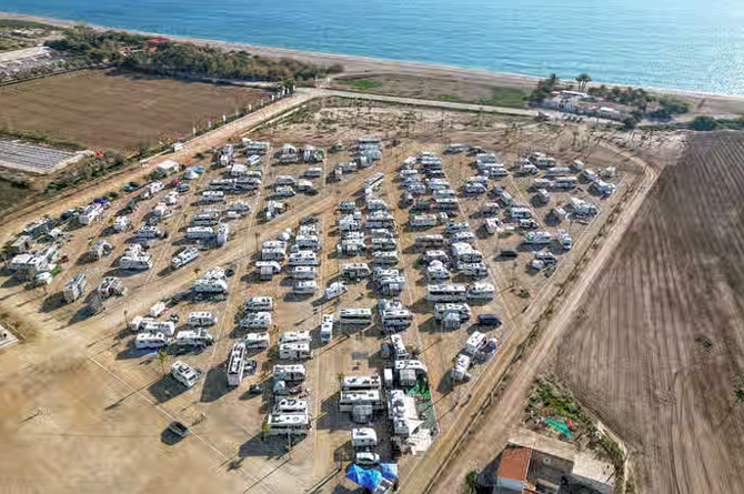 Vista a&eacute;rea del camping en Playa Parazuelos, en la costa entre Mazarr&oacute;n y Lorca