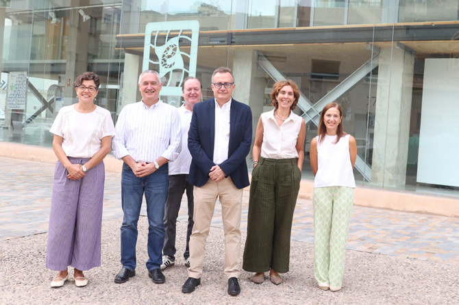 &Aacute;ngel Rafael Mart&iacute;nez, con chaqueta oscura, y parte de su equipo en el decanato