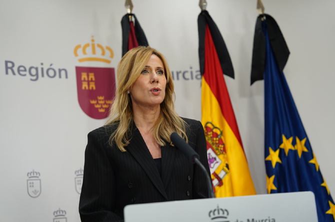 La portavoz del Ejecutivo regional, Marisa L&oacute;pez Arag&oacute;n, lee la Declaraci&oacute;n Institucional