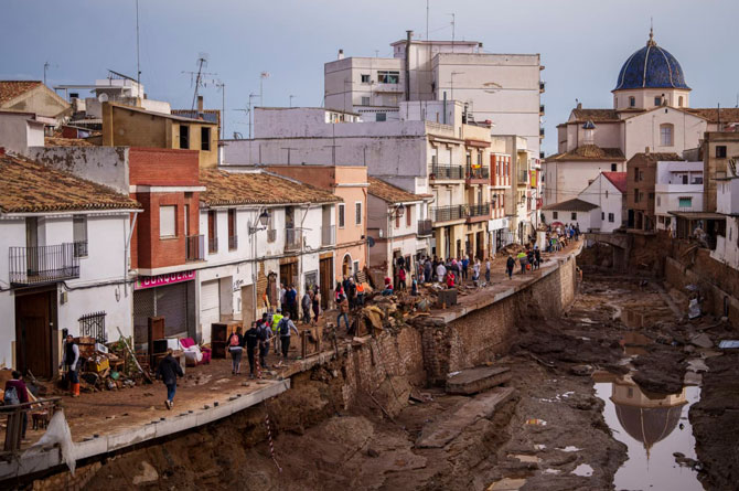 Destrozos causados por las riadas en una población