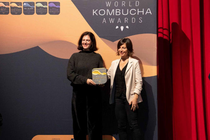 Mayte Marín, a la izquiera, fundadora de Brava Drinks, recibe su nuevo galardón