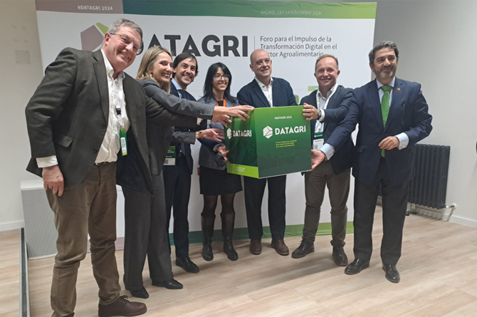 Traspaso de la organización del Foro Datagri durante la celebración del foro 2024 en Madrid