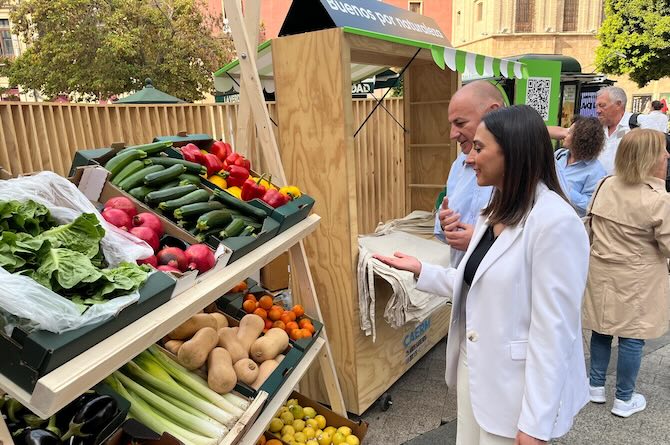 La consejera Sara Rubira en el mercadillo de productos ecológicos que se ha instalado este miércoles en la Plaza de Santo Domingo de Murcia