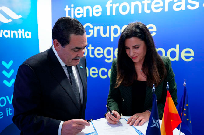 De izquierda a derecha, José Rosell y Cristina Abad firmando el acuerdo estratégico/Imagen: Navantia De izquierda a derecha, José Rosell y Cristina Abad firmando el acuerdo estratégico/Imagen: Navantia