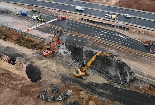 Trabajos de reconstrucción de las estructuras colapsadas
