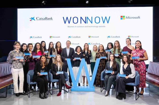 Ganadoras de la 7ª edición de los Premios Wonnow con representantes de CaixaBank y Microsoft