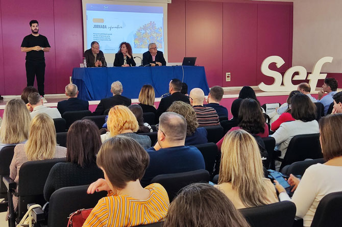 La directora del SEF, Pilar Valero, durante la inauguración de la jornada 'Responsabilidad social de las empresas y la colaboración con los Centros Especiales de Empleo'