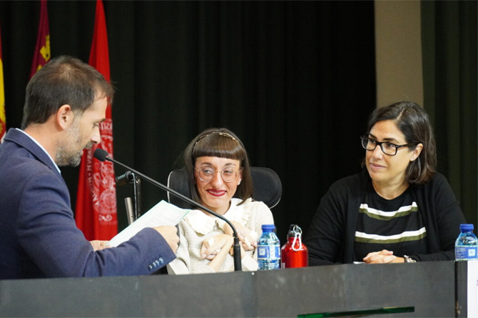 La joven EvaLópez durante la presentación el pasado enero su libro ‘Una vida vivida. Y cada día un regalo’. Imagen Siete Días Jumilla