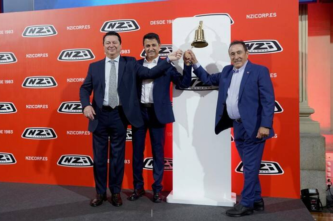 Nazario Ibáñez Ortín, en el centro, toca la campana en su primer día de cotización en el BME Growth, el pasado 20 de junio