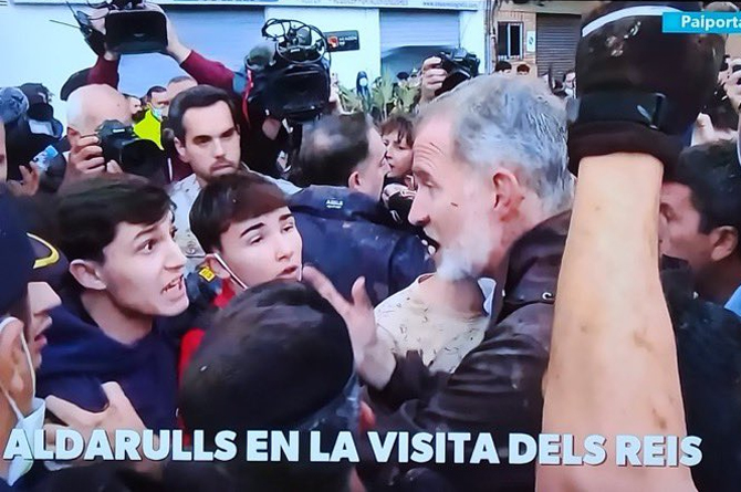 El Rey, hablando con los vecinos de Paiporta. Texto: 'Altercados en la visita de los Reyes'