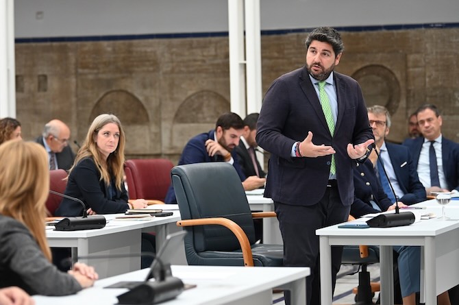 El presidente de la Región de Murcia, Fernando López Miras, interviniendo en la Asamblea Regional de Murcia