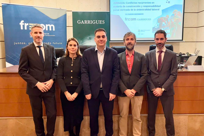 De izquierda de derecha, Julián Lozano y María Sánchez, asociados de Garrigues, Manuel García Durán, asesor jurídico de Frecom, Antonio Domene, vicepresidente de Obra Pública Frecom y Mauricio Maggiora, aso