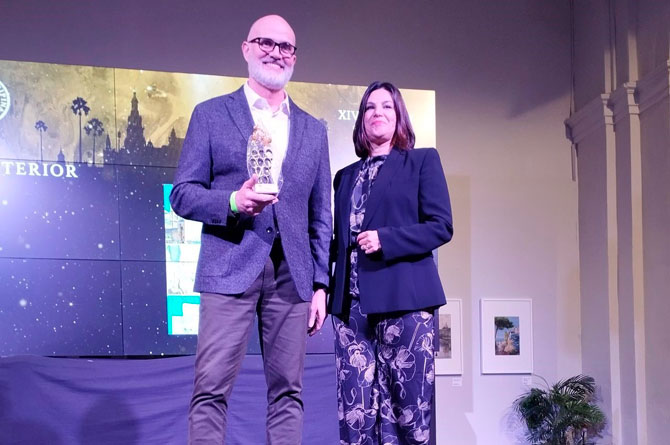 José Manuel Puebla recogiendo el premio en la gala de los premios Agripina