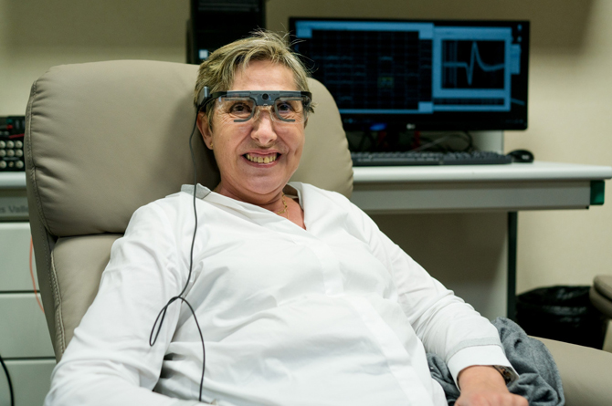 La primera paciente con la que se realizaron ensayos de la neuroprótesis visual ya desarrollada por los investigadores del proyecto