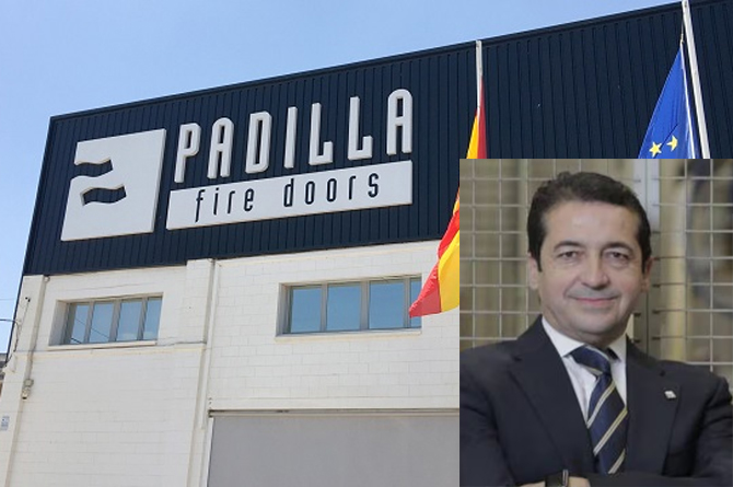 Fábrica de Puertas Padilla en El Albujón. En la imagen pequeña, Ginés Padilla