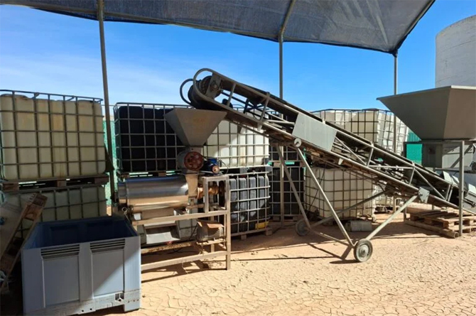 Maquinaria y  equipos en la planta piloto para la elaboración de bionutrientes