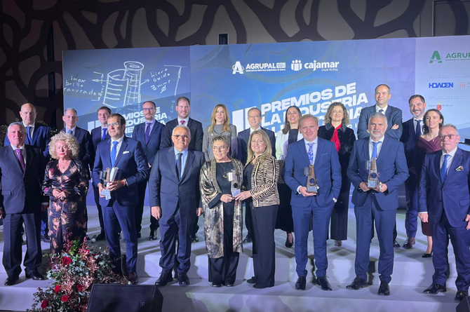 Foto de familia de los premiados y directivos de Agrupal