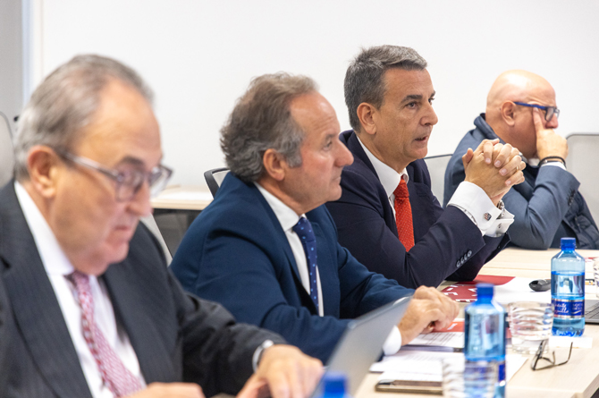 Antonio Ballester, presidente de FUERM (segundo por la izquierda) junto a Miguel López, director general de la escuela de negocios (tercero)