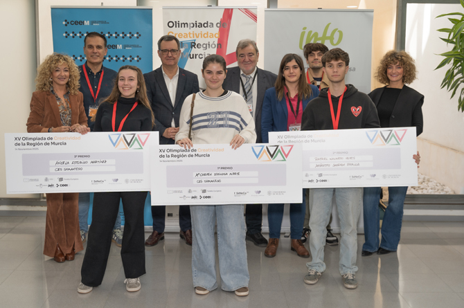 Mari Carmen Espinosa, en el centro, junto a los dos alumnos que la acompañan en el ‘pódium’: Rafael Navarro Hoyos y Ángela Esturillo Martínez