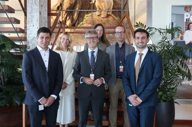 El consejero de Hacienda, Luis Alberto Marín, junto con el vicepresidente de Sector Público Global de Salesforce, Curtis Fisher (primero por la izquierda) y la CEO de Slack, Denise Dresser (segunda).