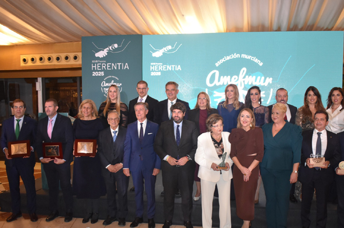 Foto de familia de premiados y autoridades