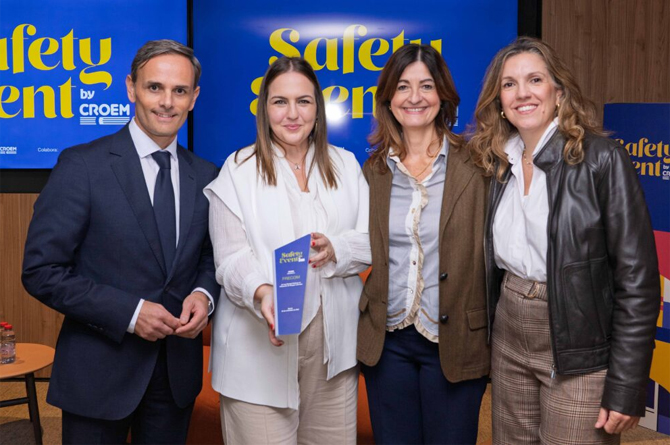 María Luisa Lucas, segunda por la izquierda, con el reconocimiento