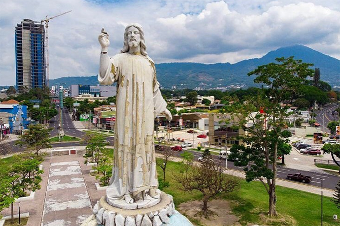 La Plaza Salvador del Mundo, antiguamente llamada ‘Plaza Las Américas’, una delas imágenes más icónicas de San Salvador
