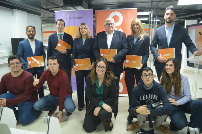 Firmantes del convenio, autoridades y algunos de los primeros alumnos