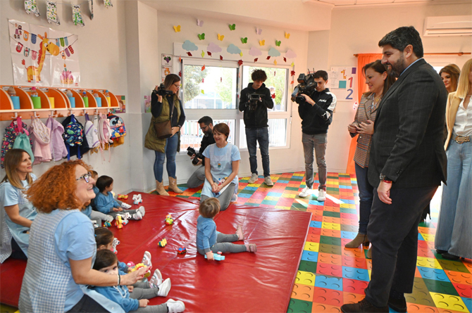 López Miras en una visita hoy a la Escuela municipal Infantil de Fortuna