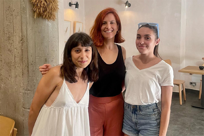 Mayte Marín Dólera, en el centro, es la fundadora y CEO de Brava Drinks, la primera productora de kombucha en la Región