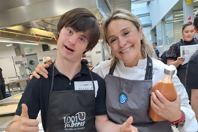 Estrella Carrillo con un alumno procedente de Assido
