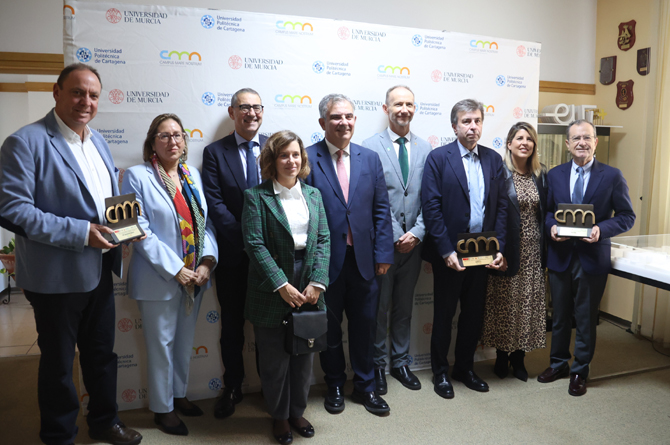 Foto de familia de los galardonados junto a los rectores de las dos universidades públicas