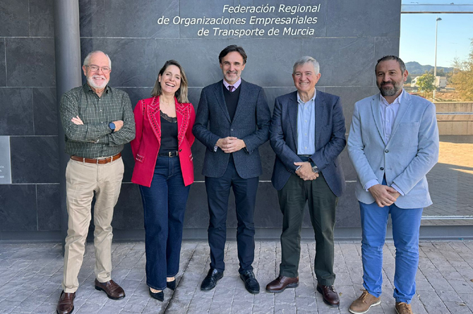 El consejero Jorge García Montoro, en el centro, junto a los directivos de Froet