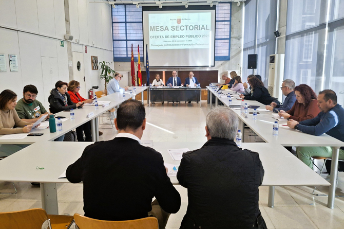 El consejero Víctor Marín (de espaldas) ha presidido hoy la Mesa Sectorial de Educación