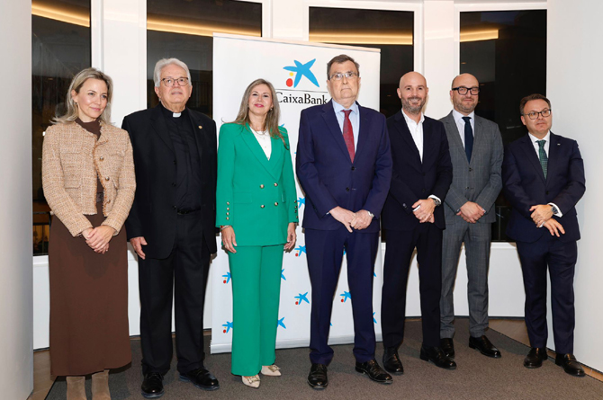 Foto de familia de la inauguración de la nueva oficina