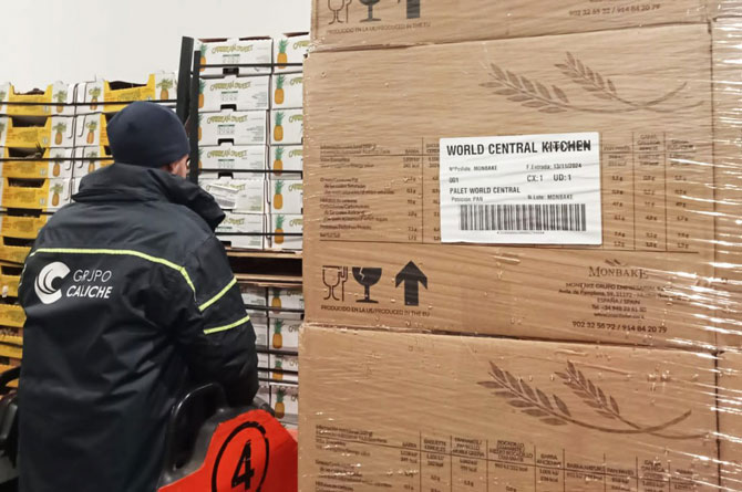 Cajas de ingredientes de World Central Kitchen en la base logística de Picassent