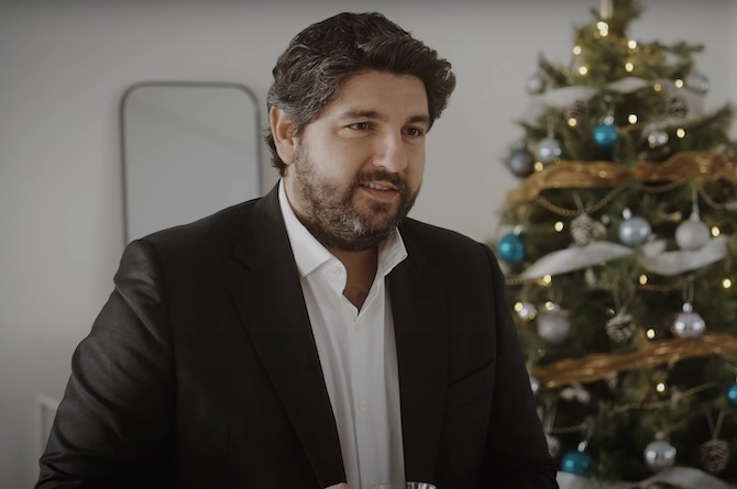 Imagen del vídeo de felicitación navideña del presidente en el que está viendo la televisión con las momentos más relevantes del año