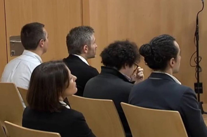 García Sola, a la derecha, junto a los socios de Burn Media en el juicio celebrado en 2019 en Murcia. Imagen: MuyComputer.com