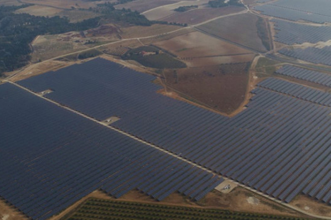 Imagen aérea de parte de la megaplanta fotovoltaica de Mula