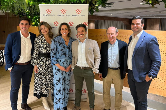 Mar Abad, tercera por la izquierda, junto a representantes de ENAE y miembros de la junta directiva de ENAE Alumni
