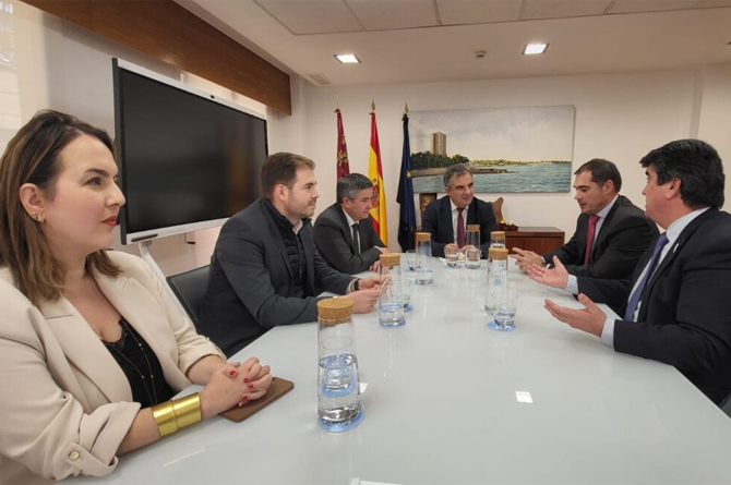 Un momento del encuentro entre la patronal del sector y la dirección de la consejería de Medio Ambiente