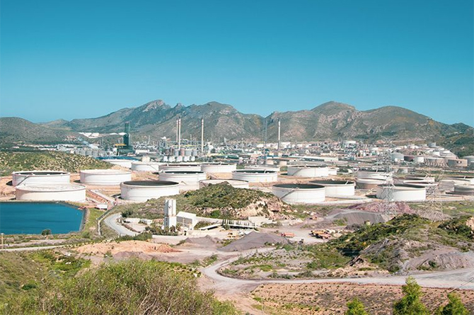 Tanques de la refinería de Repsol en Cartagena