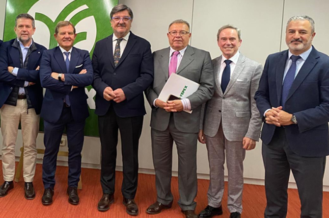 Cecilio Peregrín, tercero por la izquierda, junto a otros directivos de Fepex y de Proexpor
